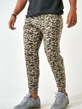 BURLEBO Men's Camo-Pattern Joggers in Tan & Olive
